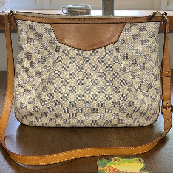 Authentic Louis Vuitton Siracusa MM - Picture 4 of 16